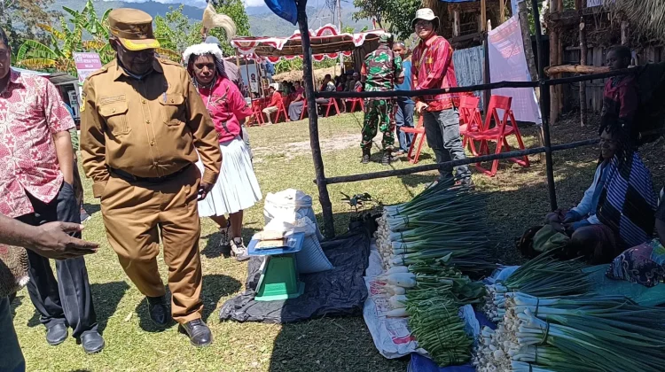 Festival dan Bazar Murah Warnai HUT Kopdes Merah Putih Walesi