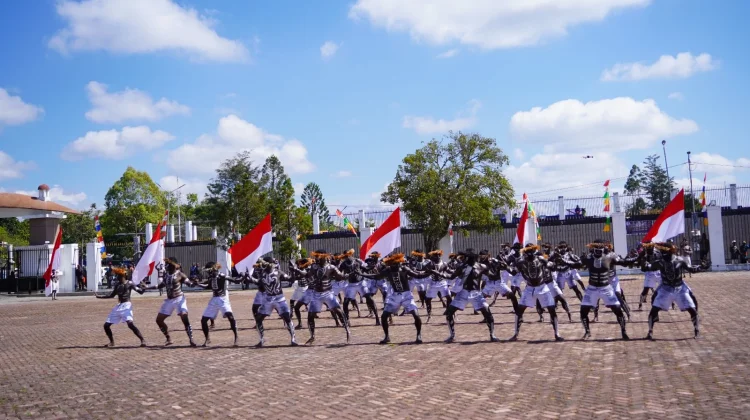 Tari Perang Kolosal Papua Warnai Karya Bakti Kodam XVII di Jayawijaya