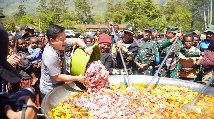 Masak Besar Bobon Santoso Bersama Masyarakat di Jayawijaya
