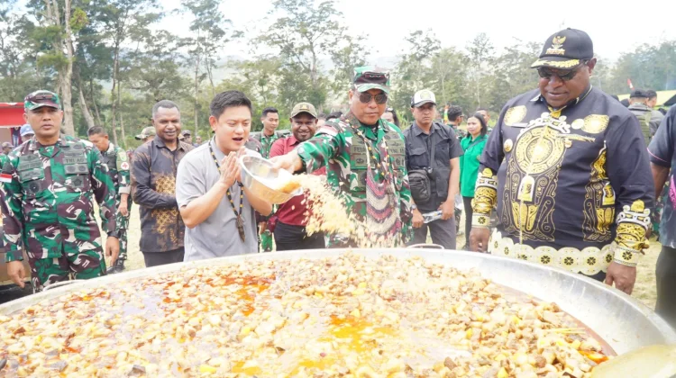 Masak Besar Bobon Santoso Bersama Masyarakat di Jayawijaya
