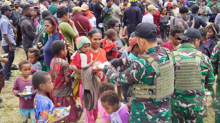 Masak Besar Bobon Santoso Bersama Masyarakat di Jayawijaya