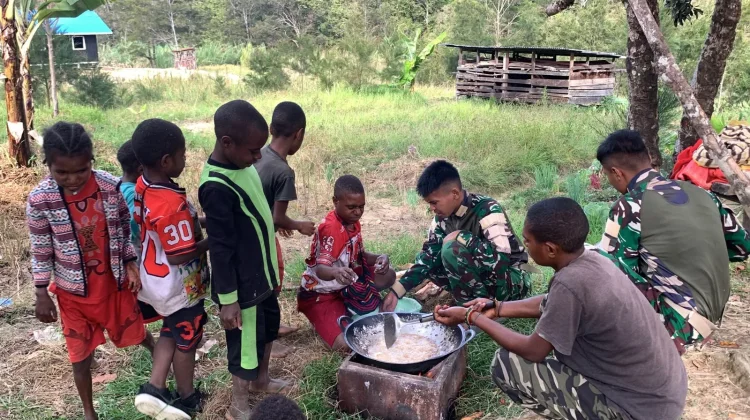 Satgas Yonif 511/DY Ajarkan Anak Papua Membuat Cireng gunaTingkatkan Kreativitas