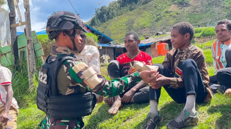 Satgas Yonif 511 Dibyatara Yodha Gelar Makan Bersama Gratis ke-21 di Kampung Tima