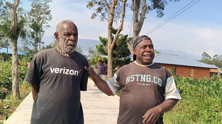 Senyum Warga Wamena saat Akes Jalan Tak Lagi Lumpur