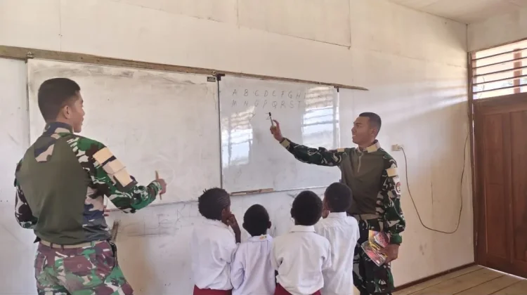 Peduli Pendidikan Anak Satgas Yonif 511/DY Bagikan Alat Tulis di SD Kampung Popome