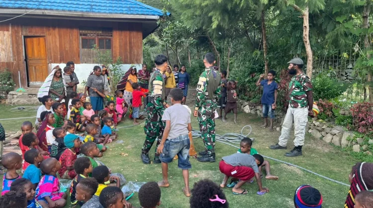 Satgas Yonif 511/DY Bagikan Pakaian kepada Warga Distrik Kanggime