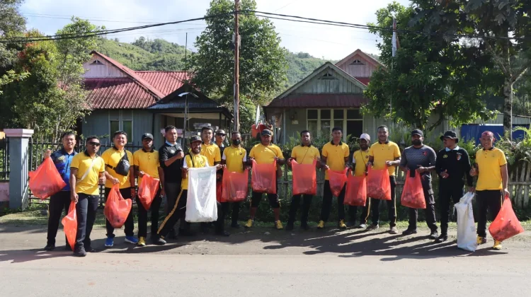 Semangat Kebersamaan, Polres Pegunungan Bintang Bersihkan Lingkungan