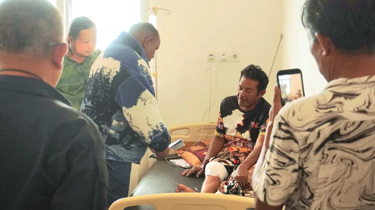 Bupati Jayawijaya Kunjungi Dua Korban Luka Tembak di RSUD Wamena