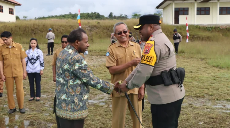 Kapolres Pegubin Kunjungi SMA Negeri 1 Oksibil, Ajak Siswa Jaga Kamtibmas