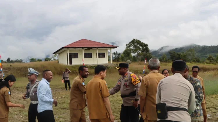 Kapolres Pegubin Kunjungi SMA Negeri 1 Oksibil, Ajak Siswa Jaga Kamtibmas