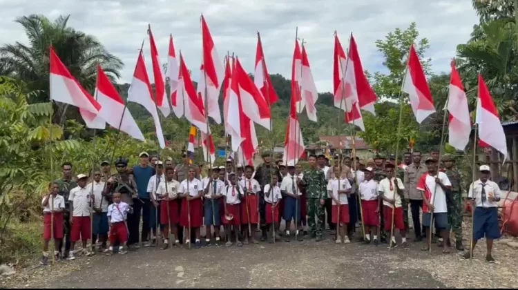 Semarak HUT RI, Pospol Iwur Dan Satgas Bersama Siswa Siswi Pasang Bendera