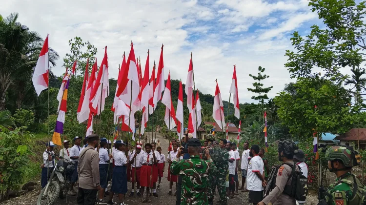 Semarak HUT RI, Pospol Iwur Dan Satgas Bersama Siswa Siswi Pasang Bendera