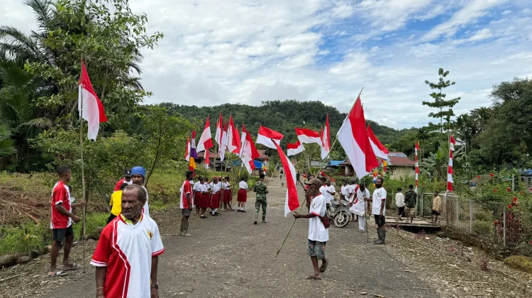 Semarak HUT RI, Pospol Iwur Dan Satgas Bersama Siswa Siswi Pasang Bendera