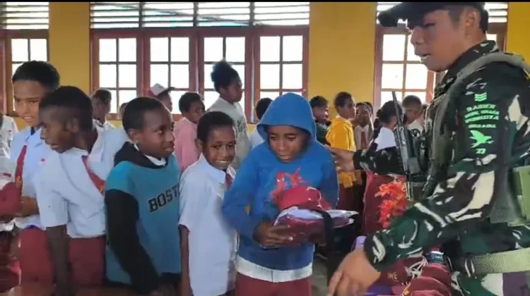 Satgas Yonif 734/SNS Gelar Penyuluhan Kesehatan Dan Bagikan Seragam Sekolah