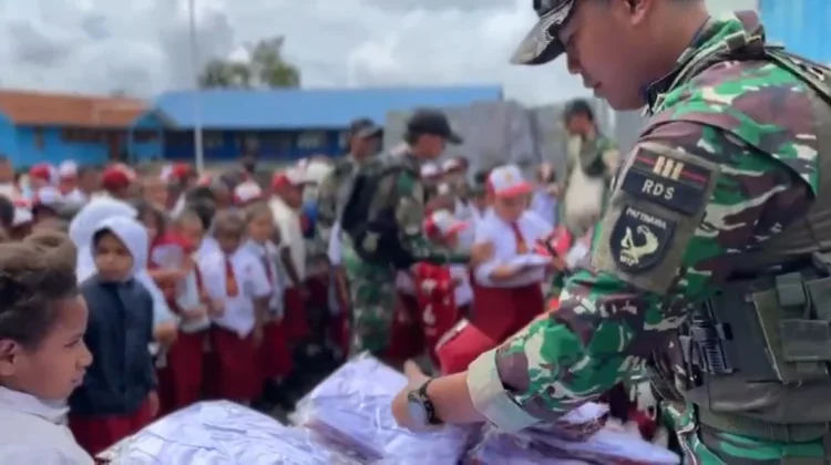 Satgas Yonif 734/SNS Gelar Penyuluhan Kesehatan Dan Bagikan Seragam Sekolah