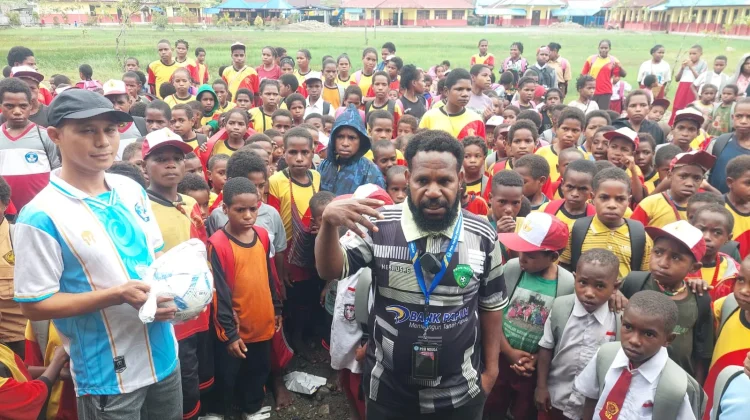 ASKAB PSSI Nduga Serahkan Bantuan Bola untuk Siswa Sekolah Gabungan 14 Distrik