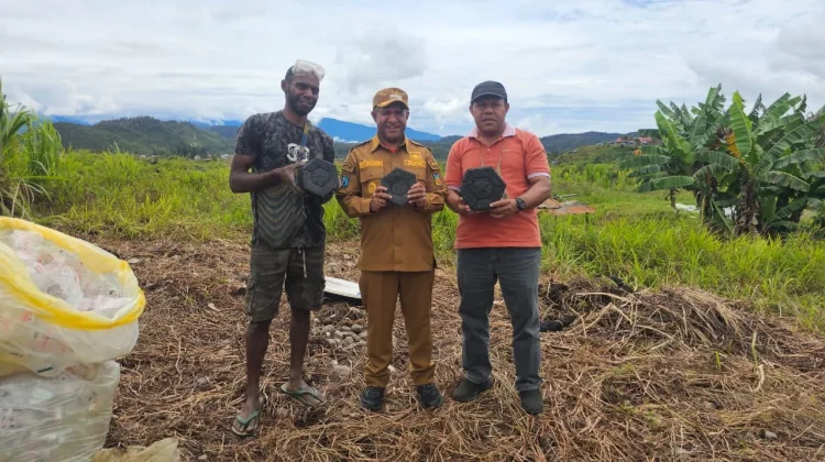 Bupati Spey Yan Birdana Ubah Sampah Plastik Menjadi Paving Blok