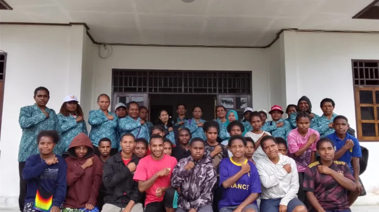 Ketua PKK Pegubin Salurkan Bantuan Sembako dan Alat Tulis ketiga Asrama