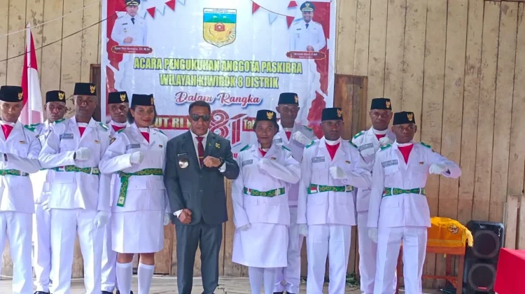Bupati Pegunungan Bintang Kukuhkan 10 Anggota Paskibra di Distrik Kiwirok