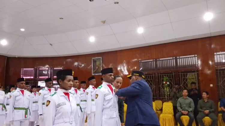 Wakil Bupati Pegunungan Bintang Kukuhkan 38 Anggota Paskibra HUT RI ke-81