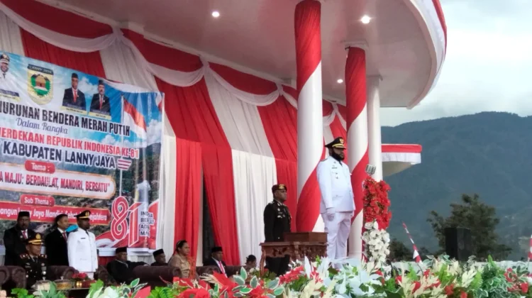 HUT RI ke-81, Wakil Bupati Lanny Jaya Pimpin Upacara Penurunan Bendera