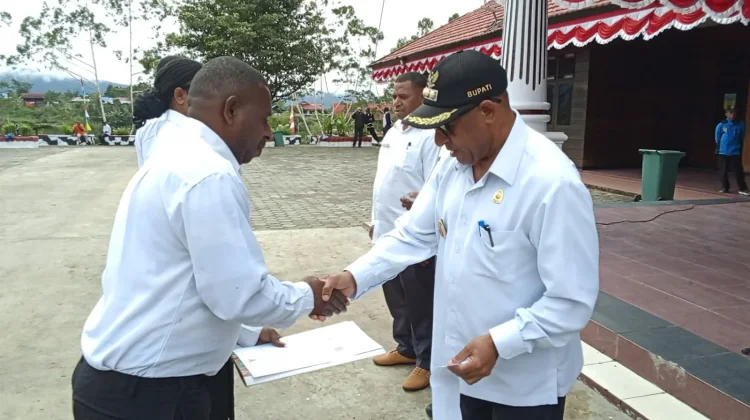 Bupati dan Wakil Bupati Pegubin Kembali Serahkan SK CPNS dan PPPK Tahap Terakhir