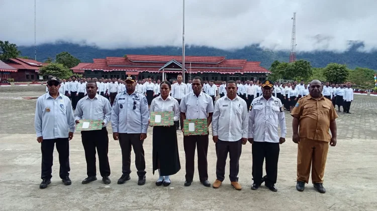Bupati dan Wakil Bupati Pegubin Kembali Serahkan SK CPNS dan PPPK Tahap Terakhir