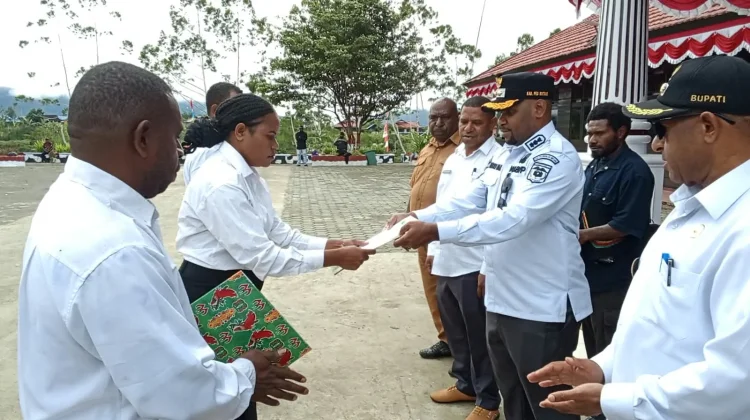 Bupati dan Wakil Bupati Pegubin Kembali Serahkan SK CPNS dan PPPK Tahap Terakhir