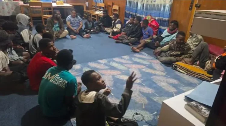 Anggota DPR Papua Pegunungan Fasilitasi 31 Anak Jalanan Bersekolah di Jayapura