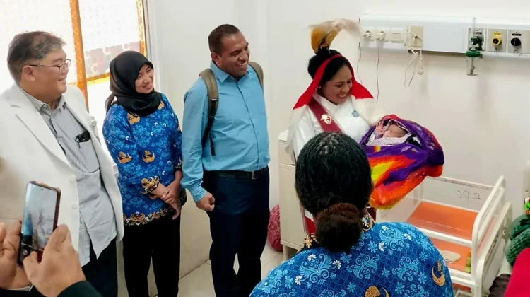 HUT ke-81 RI, Ketua TP PKK Jayawijaya Jenguk Bayi Lahir 17 Agustus di RSUD