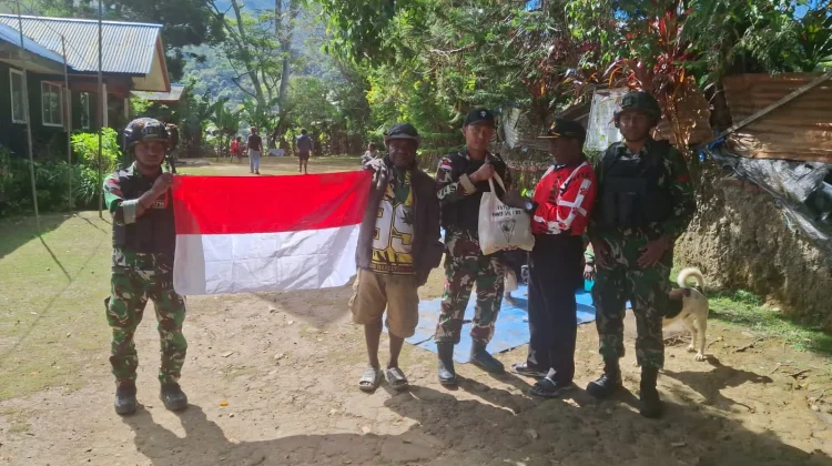 Satgas Yonif 511/DY Bagikan Bendera Merah Putih dan Sembako kepada Warga Karubaga