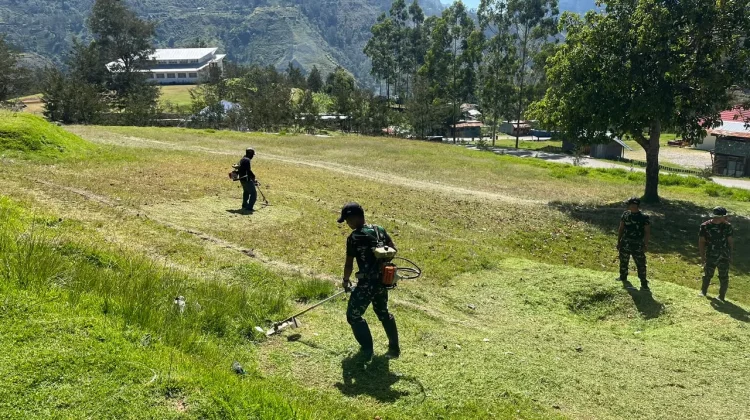 Satgas Yonif 511/DY Bersama Pegawai Distrik dan Masyarakat Gelar Karya Bakti