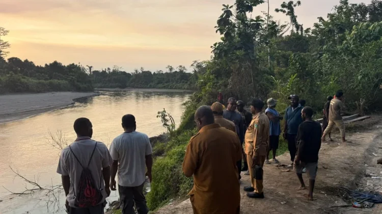 Bupati Nduga Tinjau Pengiriman Logistik Beras dan Kondisi Debit Air Sungai