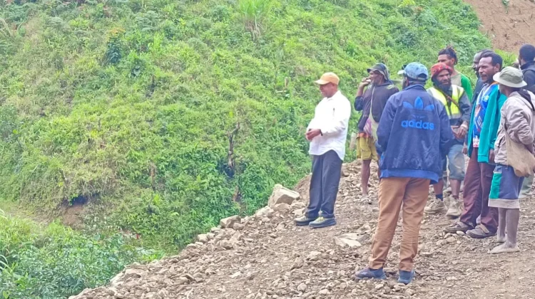 Bupati Pegunungan Bintang Tinjau Langsung Pekerjaan Jalan Oksibil - Okaom