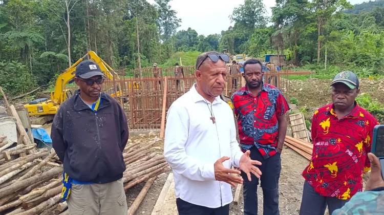 Bupati Pegunungan Bintang Pantau Pembangunan Jalan Dan Jembatan Distrik Iwur