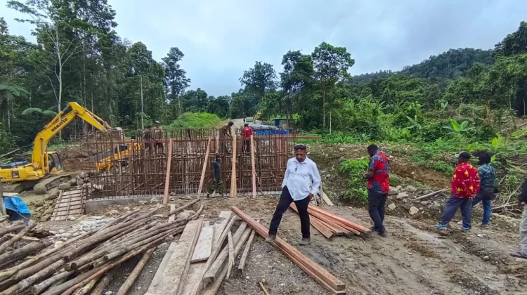 Bupati Pegunungan Bintang Pantau Pembangunan Jalan Dan Jembatan Distrik Iwur
