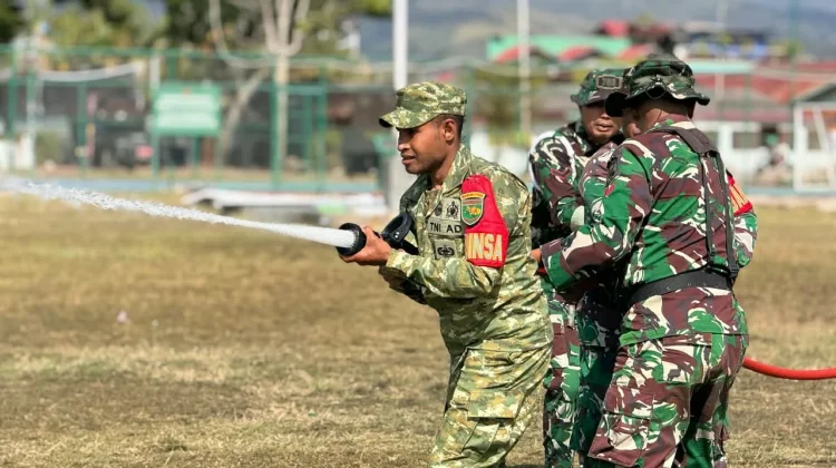 Hadapi Situasi Darurat, TNI dan Damkar Jayawijaya Simulasi Penangaan Kebakaran