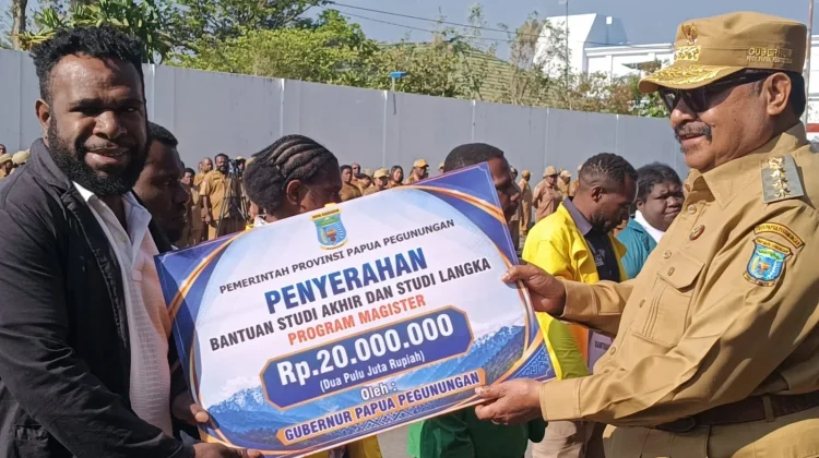 Pemprov Papua Pegunungan Serahkan Bantuan Studi Akhir Senilai 20 Milard Lebih