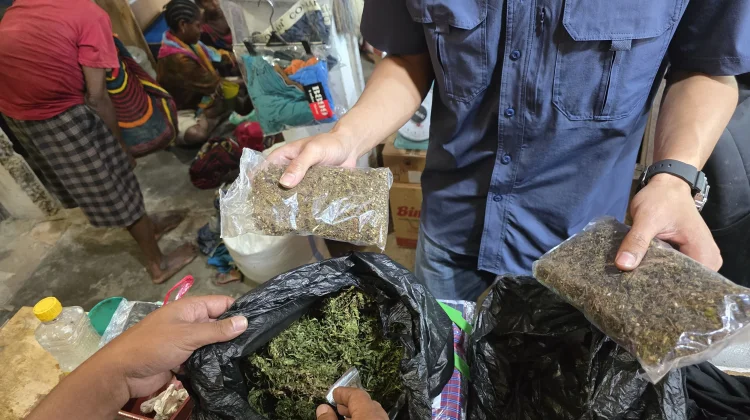 Drone Bantu Polisi Ungkap Penyimpanan 1,04 Kg Ganja di Pasar Wouma