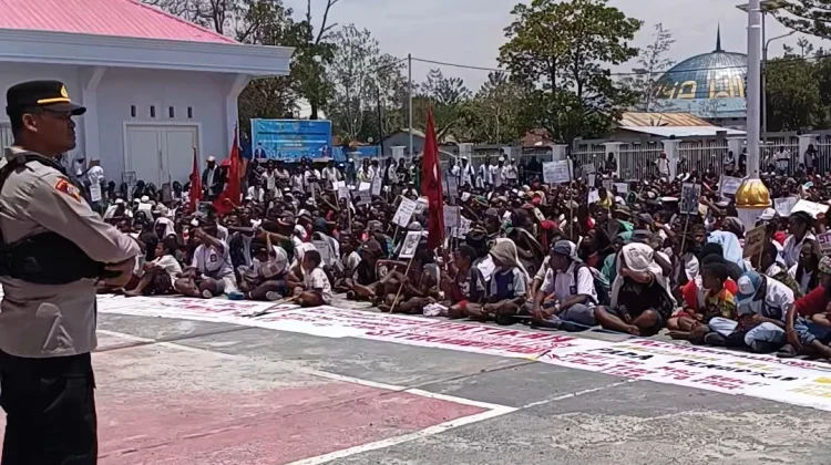 Polres Jayawijaya Kawal Aksi Pelajar Tolak MBG hingga Selesai Demonstrasi