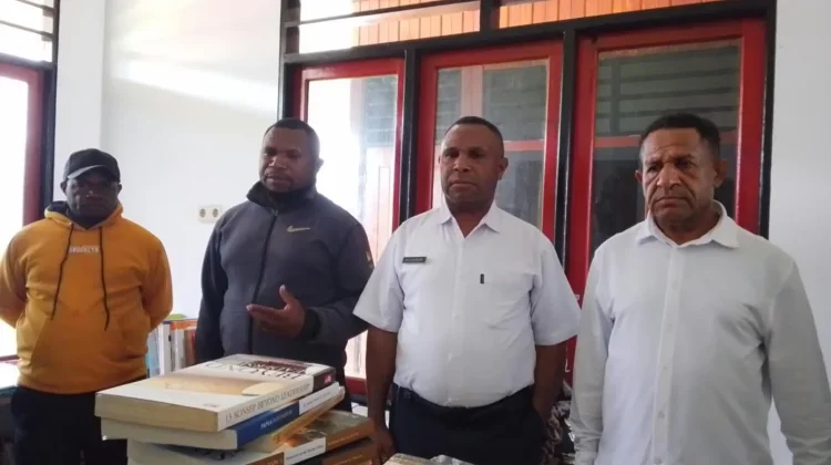 Bupati Pegubin Kunjungi Universitas OKMIN Papua, Dan Kembali Serahkan Buku