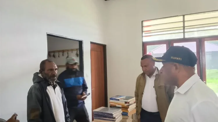 Bupati Pegubin Kunjungi Universitas OKMIN Papua, Dan Kembali Serahkan Buku