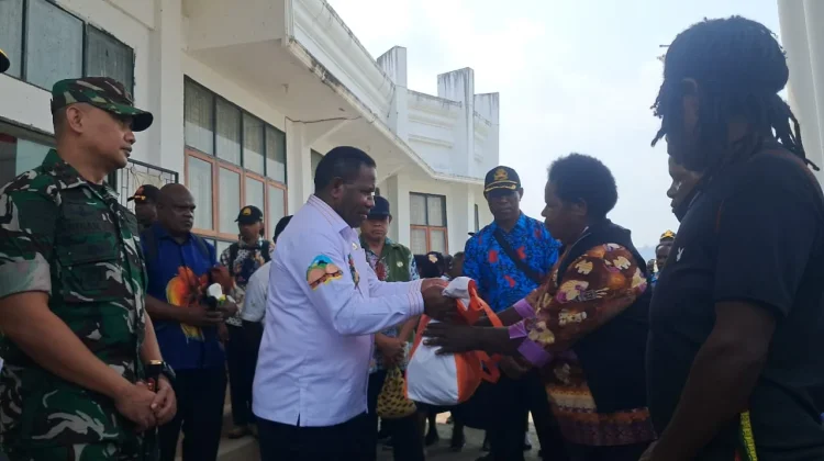 Pemkab Nduga Serahkan Bantuan Kepada Korban El Nino