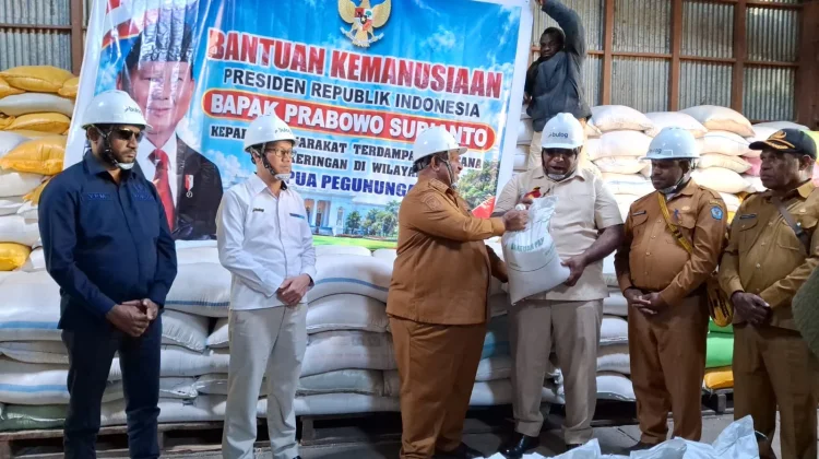 Bupati Jayawijaya Pastikan Bantuan Beras Presiden Tepat Sasaran