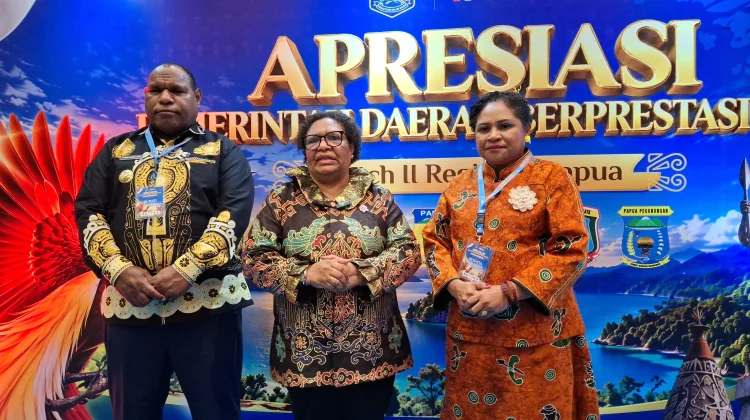 Wamendagri Apresiasi Kinerja Jayawijaya di Bidang Kebersihan dan Pendidikan