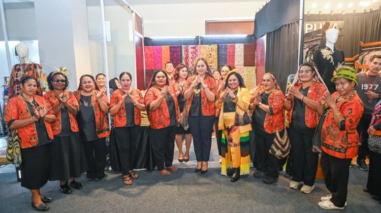 Ny. Anggieta B. Tabo Dorong Perajin Papua Pegunungan Terus Berinovasi