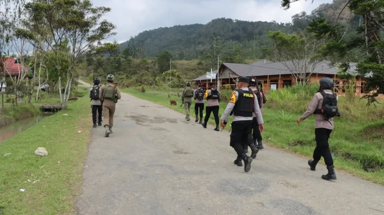 Polres Pegubin Gelar Patroli Jalan Kaki Jaga Kamtibmas Di Kota Oksibil
