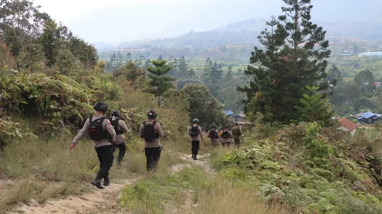 Polres Pegubin Gelar Patroli Jalan Kaki Jaga Kamtibmas Di Kota Oksibil