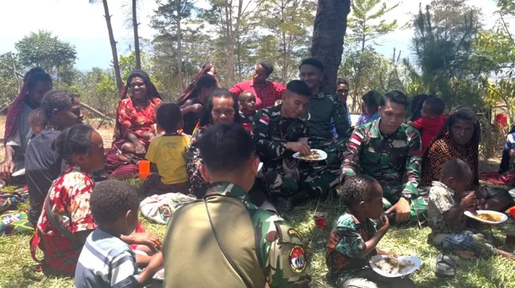 Sambut HUT TNI ke-81, Personel Pos Napua Gelar Doa dan Makan Bersama Warga