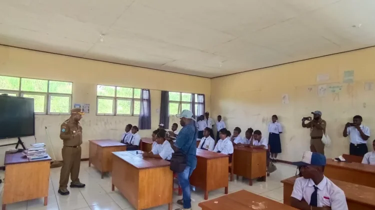 Bupati Spei Yan Birdana Serahkan Buku di SMP Negeri 2 Okpol dan Universitas Okmin